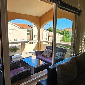 Apartman Anisa, Vir